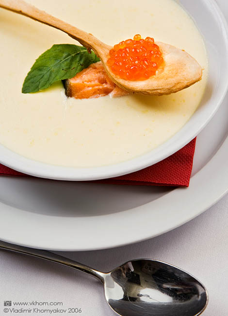 Сырный крем-суп с семгой и икрой