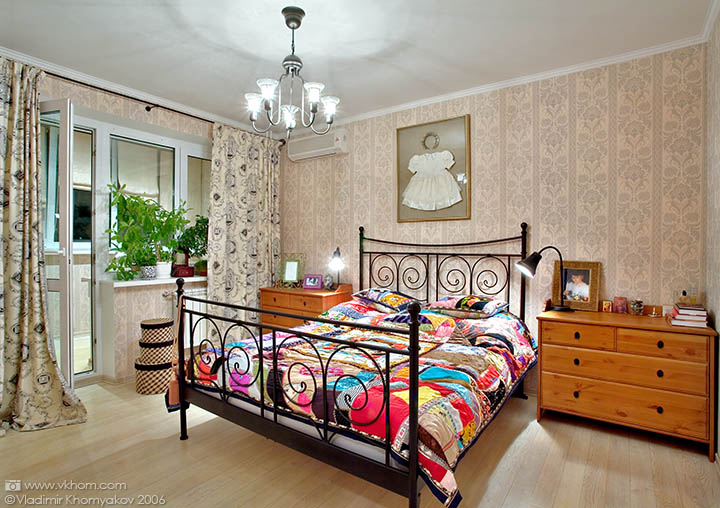 Спальня з кованим ліжком
